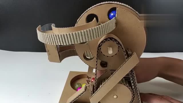 好玩停不下来,一块纸板就够了,教你制作无限循环弹珠机!