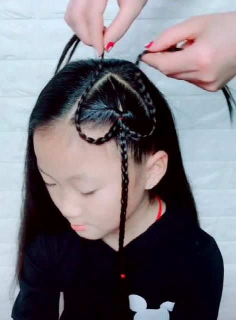 宝贝开学这样扎头发太漂亮了,同学见了都羡慕的不行,简单易上手!