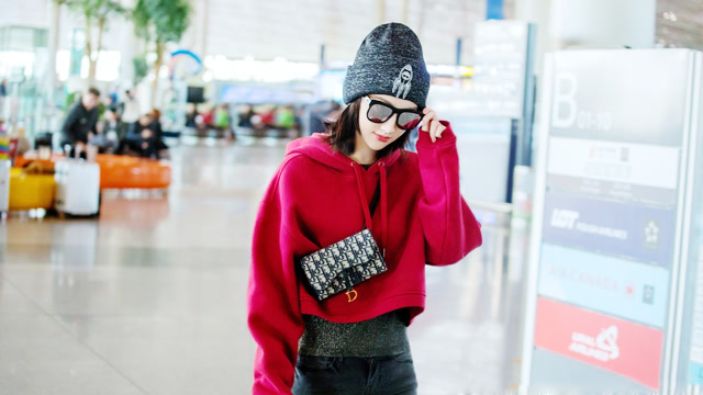 景甜红色卫衣"秒变"少女 破洞裤更显时髦