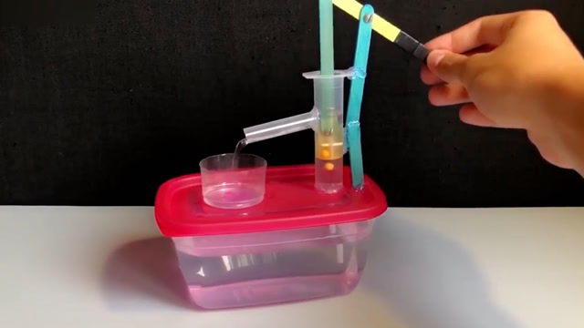 实拍手工达人脑洞大开diy一个迷你压水机,这个真的可以有