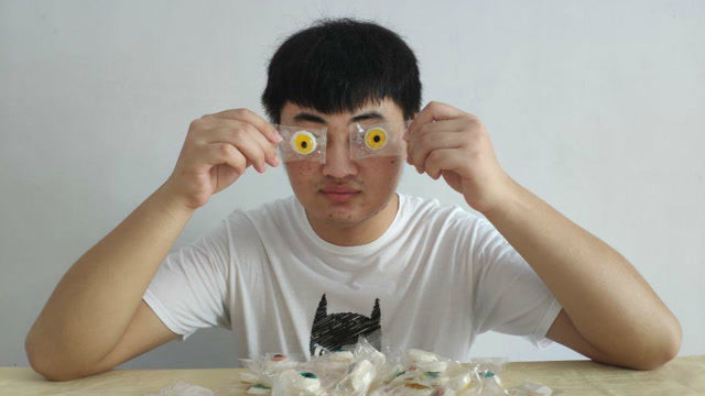 试吃眼睛糖,做的好逼真,吃到最后被自己逗笑了