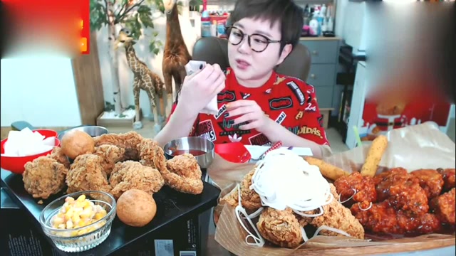 大胃王胖妞敞开肚子吃炸鸡,吃这么多,感觉胃要冒火了