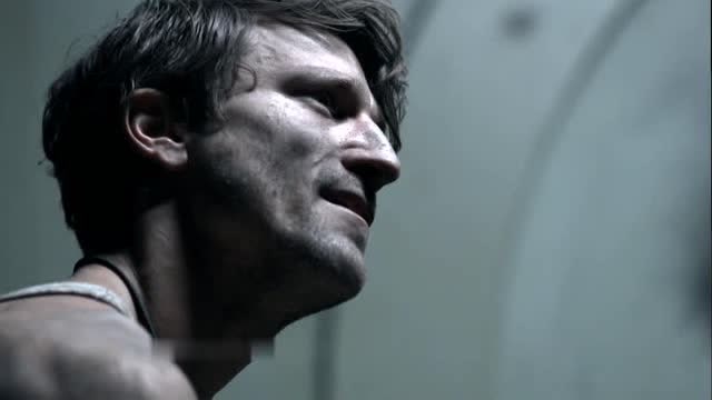 一部超脑洞大开的密室逃脱惊悚电影《铁门》