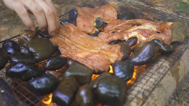 鹅卵石还能烤肉?外焦里嫩,一口下去就停不下来