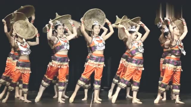 美女跳斗笠舞,将傣族少女的柔美体现的淋漓尽致