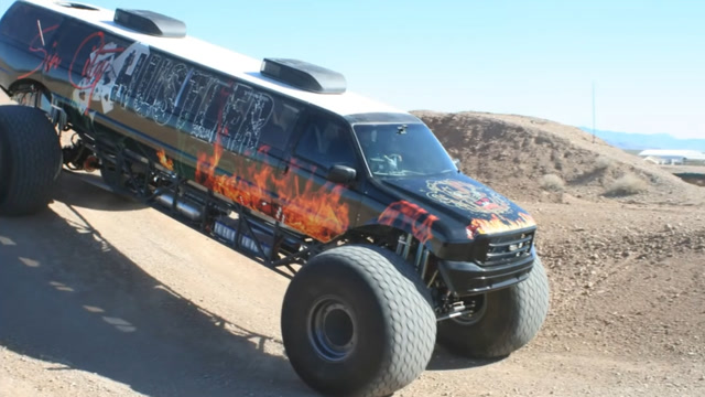 9米多长的车身,近1人高的轮胎,这简直就是一辆怪物汽车