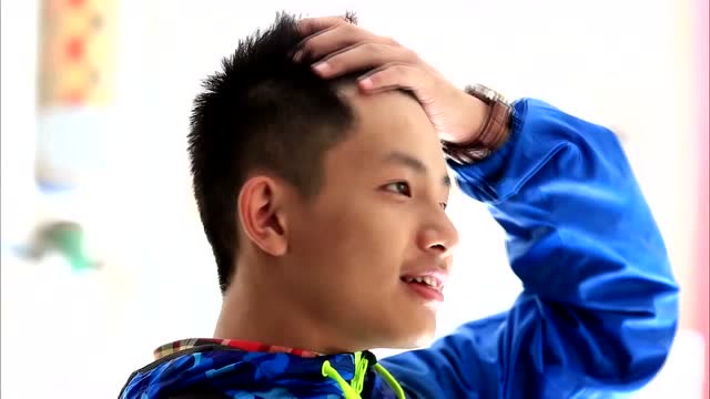 变形计:林宗德拿到自己的工钱,开心的哭了起来!