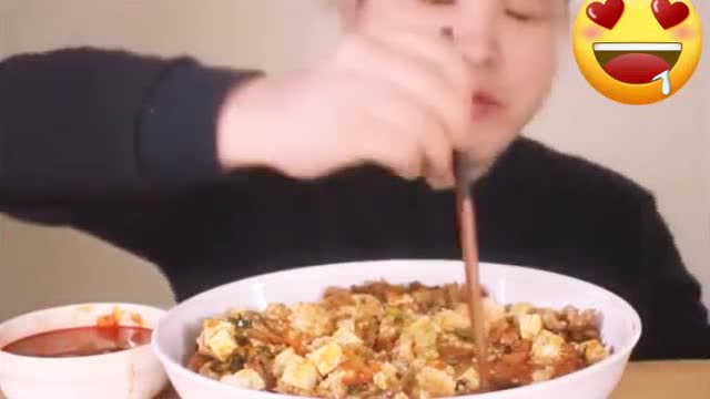 韓國大胃王胖哥吃大碗美味豆腐拌飯, 外加麻辣泡菜, 好吃呢