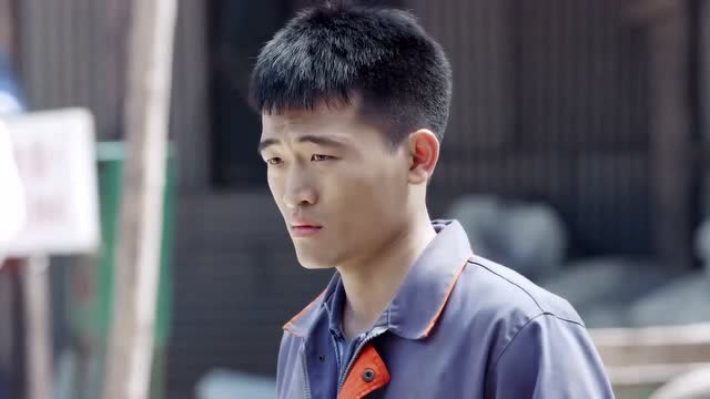 生于70年代:王小兵在工地上代写信,真是有商业头脑呀