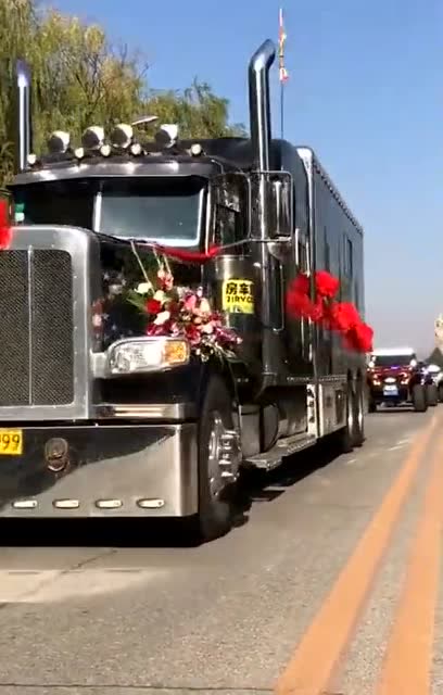 擎天柱结婚了,好大的排场啊,这些大脚怪都是你的小弟吗?