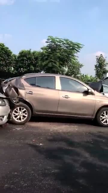 在三角福源路光二路口附近发生一起3车碰撞事故