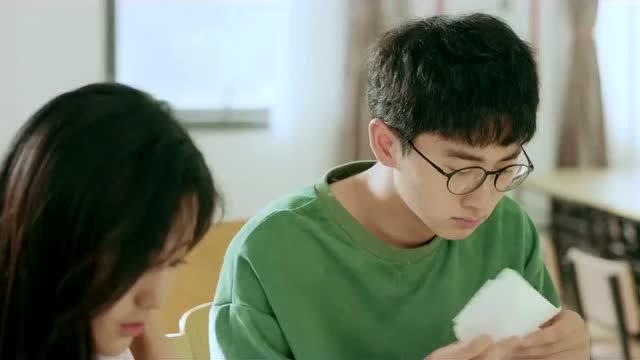致我们单纯的小美好:陆洋无意翻开林静晓的本子,醋味大发