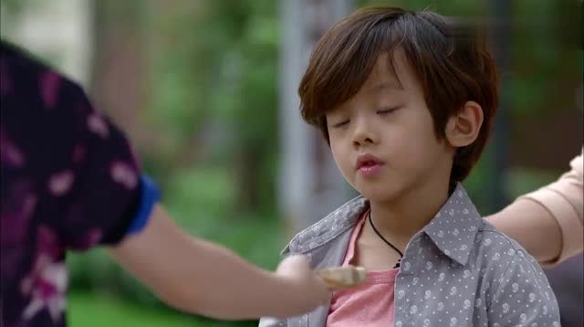 淘气爷孙:王嘉乐性子真活泼,拉朋友玩耍,都这么不一样!