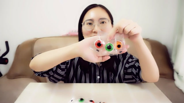 试吃不同颜色的"眼珠糖",把它放在眼睛上会不会很吓人呢?