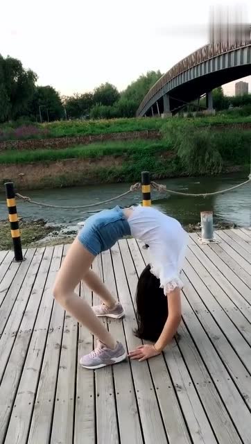 晨练遇到的美女,下腰真是厉害!