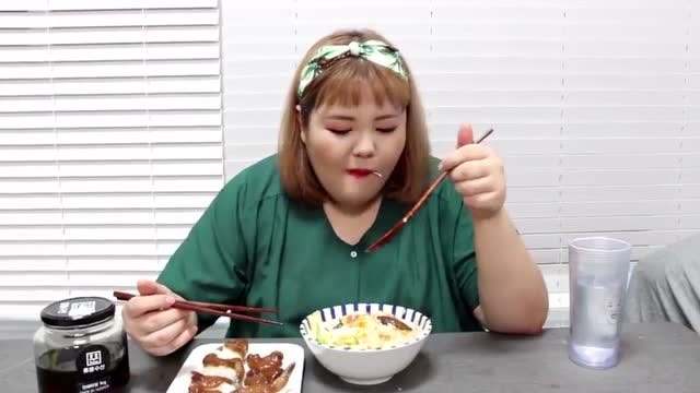 韩国大胃王秀彬吃播,深夜自虐系列之酱油虾寿司 拌饭