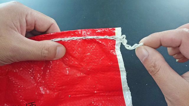 拆面粉袋和米袋子别用剪刀了,教你一拉线就开的窍门,方法太棒了