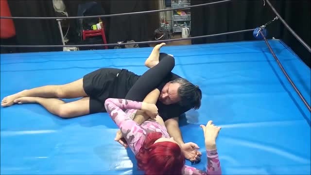 wwe:美女教男子用"夺命剪刀脚",这姿势有点不对