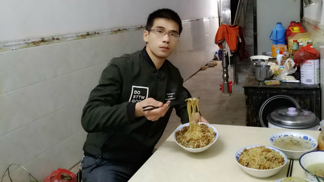 乡村小贾:妈妈一道江西米粉特色小吃,做法很简单,一出锅抢着吃