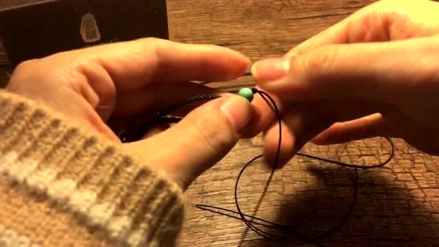 和亦晨一起玩文玩第三期:亦晨家小姐姐教你给牛鼻孔吊坠编绳打结