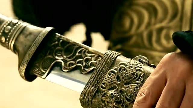 天将雄师:注意看,成龙在刀柄上加了个什么装置