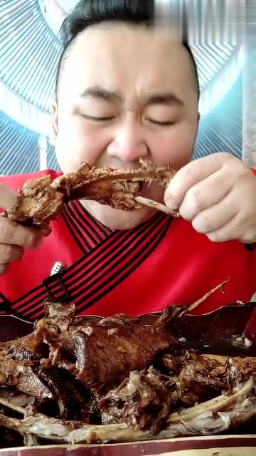 蒙古人都这么爱吃肉吗?大哥满嘴流油,像吃面条一样吸羊排肉