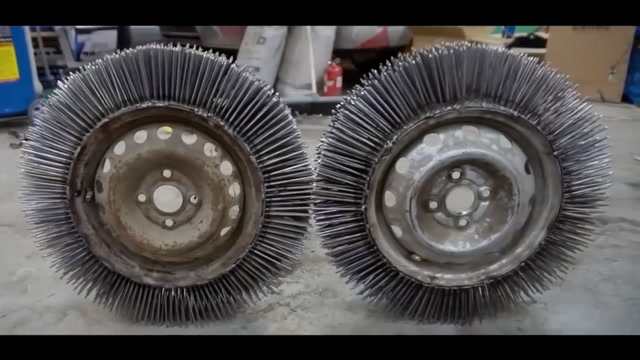 上万跟钢钉焊接在汽车轮毂上,能用来代替轮胎吗?可千万别压了脚!