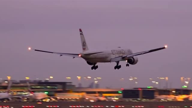 阿提哈德航空波音777货机夜幕中降落墨尔本机场