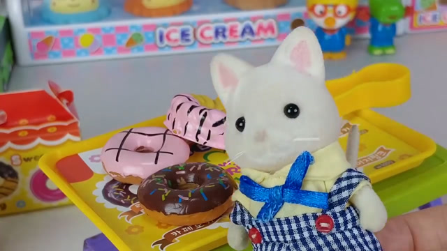 啵乐乐玩具:啵乐乐为兔妈妈挑选甜甜圈和兔妈妈喂宝宝吃甜甜圈