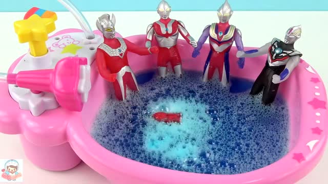 玩具益趣园:神奇的泡澡球里竟然出来一位奥特曼人物,他会是谁呢?