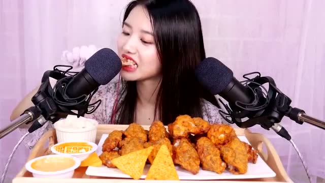 韩国美女主播大胃王小姐姐吃大一份炸鸡腿很美味