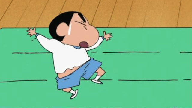 蜡笔小新表演翻跟头穿裤子,把小爱的假发都薅下来了!