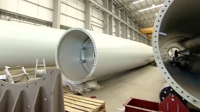 大型风力发电机的塔架,原来是钢板拼接的,我一直以为是整体的