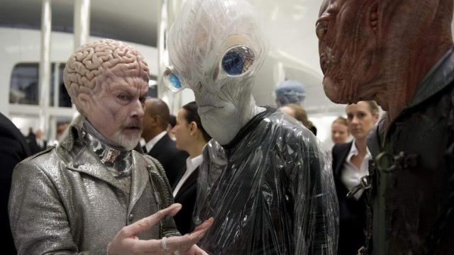 奇闻异事:老外拍到飞碟开启入口,情景竟是这样,网友:太震撼了