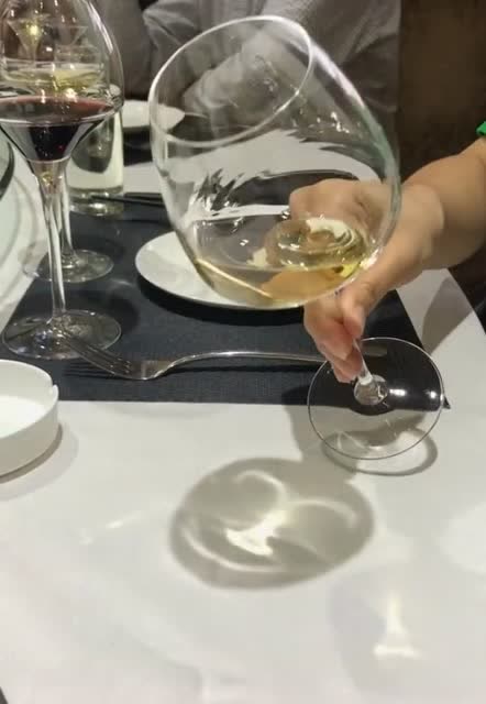 小姐姐你以前是调酒师吧?这倒酒的水平,真的高!