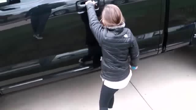 小哥哥捣鼓几下,福特猛禽竟奇迹般的向美女投降