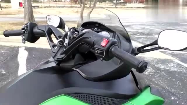 杜卡迪panigale899倒三轮摩托车户外展示