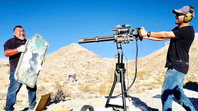 元首专车防弹玻璃能抵挡加特林扫射吗?小伙亲自测试,结果让人意外