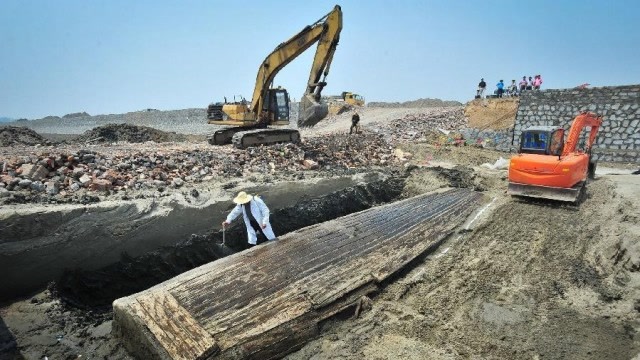 考古专家带人挖墓,挖到一半专家直呼:别挖了,快停下,这是我家祖坟