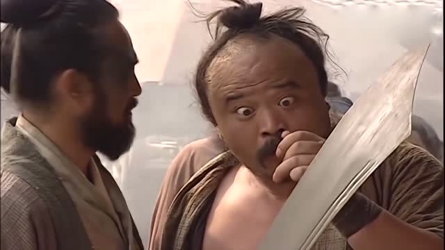 牛二是活腻了吧,竟敢拿杨志寻开心,杨志一把把他推开!