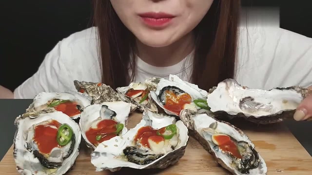 国外女吃货,吃生蚝,配上酱料,听听咀嚼声,吃得太香了