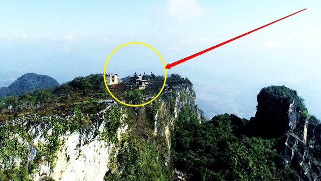 航拍贵州"悬崖村",住这么高,生活用水从哪里来?