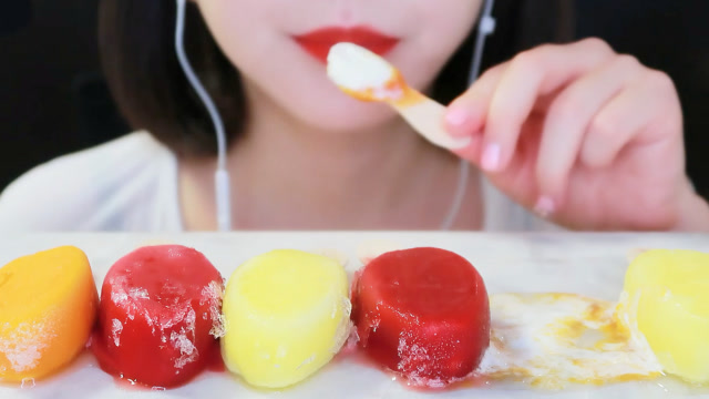 妹子连吃6块雪糕,大口咬下去感觉凉凉的,一口气吃掉的样子真可爱