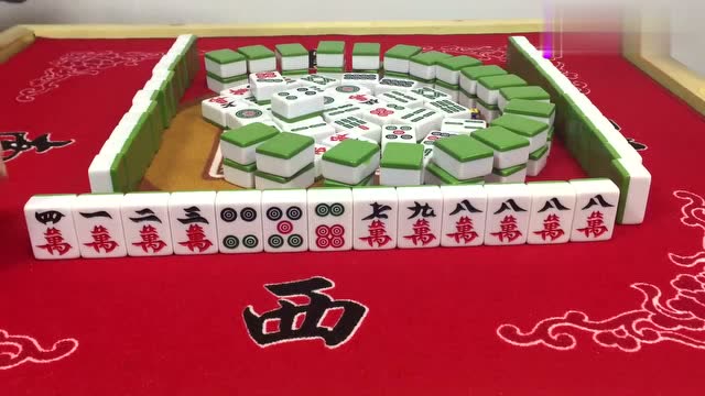 麻将:小伙手上有个八万暗杠,没开杠是明智的选择,最后直接自摸