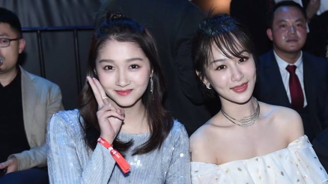 杨紫关晓彤同台录制,杨紫小腿是关晓彤的两倍粗,网友:太尴尬了