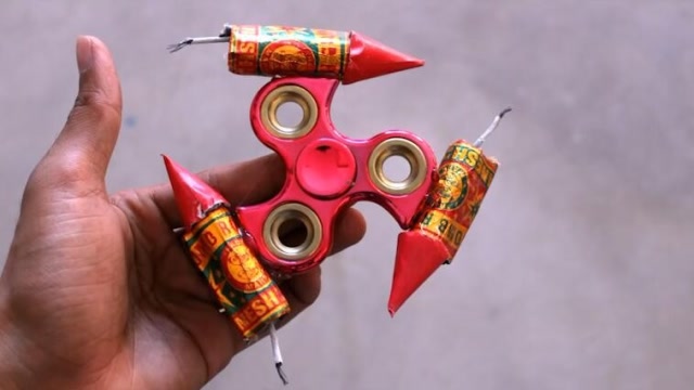 老外将玩具火箭鞭炮,绑在指尖陀螺上,点燃那一刻让人大开眼界!