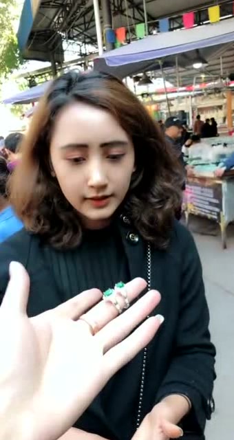 缅甸的美女网红这难道是卖翡翠的杨幂真是太像了