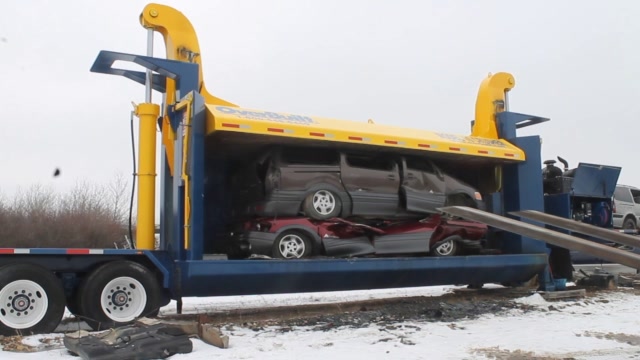 当汽车遇上巨型液压机,分分钟被压扁,网友:太浪费!