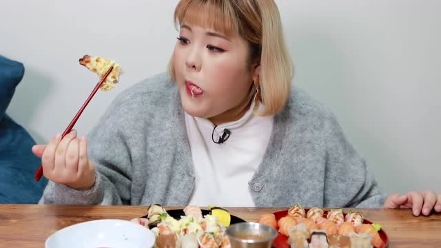 吃播大胃王:秀彬吃两盘不同口味的寿司,看的我也想来一份了
