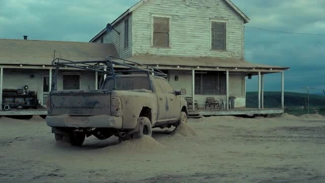 星际穿越:沙尘暴过后的车子,身上全部都是沙子!